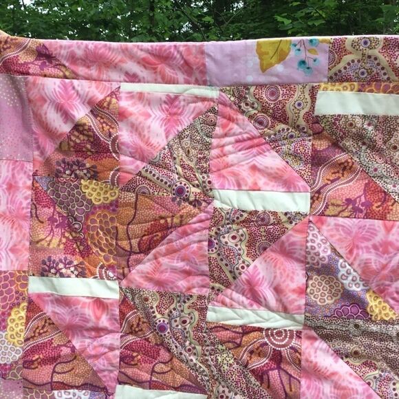 NWT. Hand Crafted Pinks Aboriginal Prints Quilt - Picture 10 of 14